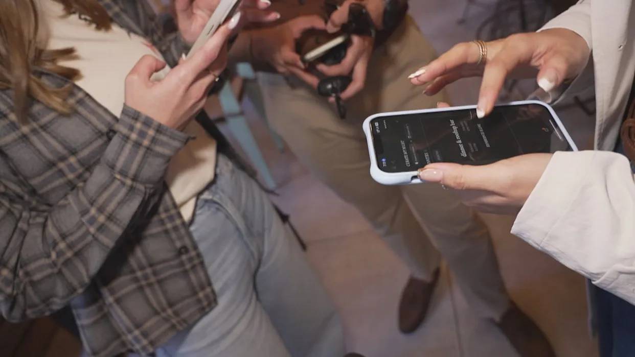 دفع المال لتكوين صداقات.. هل أصبحت العلاقات في تورونتو «سلعة» قابلة للشراء؟ دفع المال لتكوين صداقات.. هل أصبحت العلاقات في تورونتو «سلعة» قابلة للشراء؟