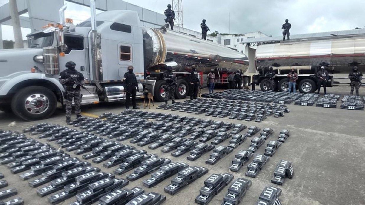 الإكوادور توجّه ضربة موجعة لتجار المخدرات وتحبط عملية تهريب ضخمة الإكوادور توجّه ضربة موجعة لتجار المخدرات وتحبط عملية تهريب ضخمة