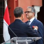 فرنسا تمنح مرشح مصر لليونيسكو «جوقة الشرف برتبة فارس»