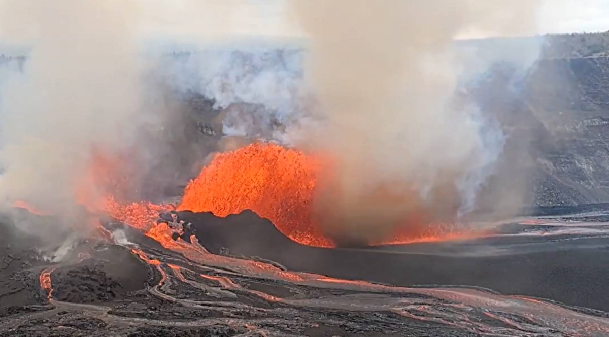 بركان كيلاويا في هاواي يثور ويقذف حمما بارتفاع 100 متر بركان كيلاويا في هاواي يثور ويقذف حمما بارتفاع 100 متر