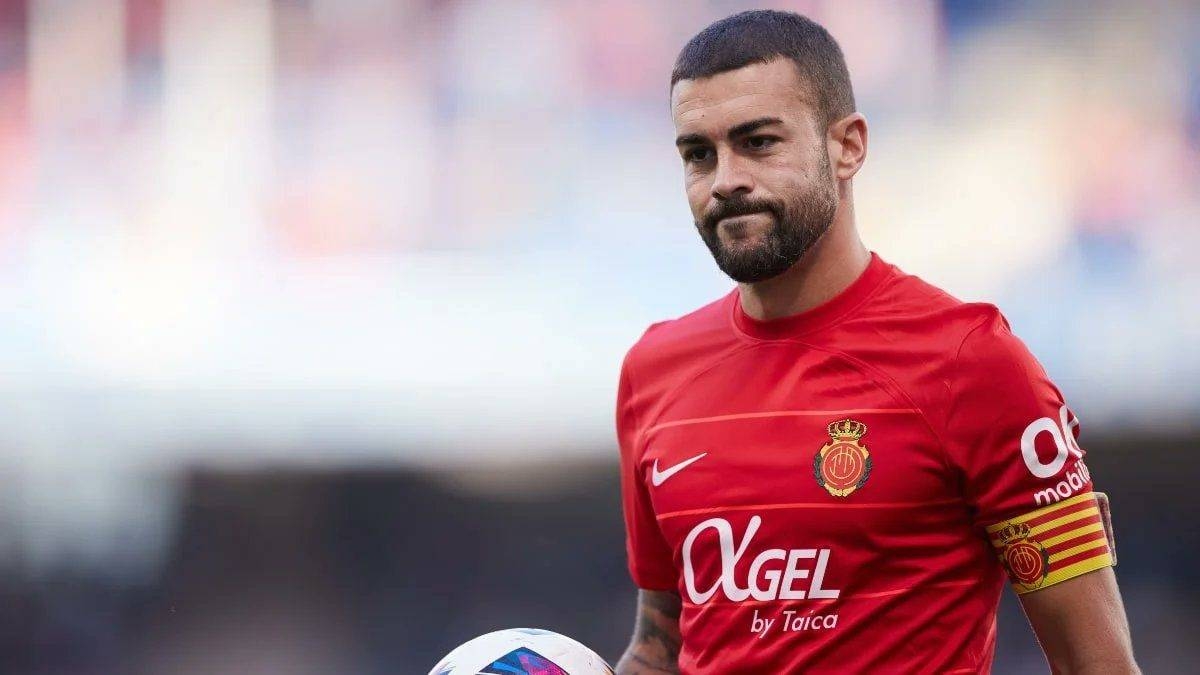 مايوركا الإسباني يعاقب داني رودريغيز بسحب الشارة وإيقاف راتبه