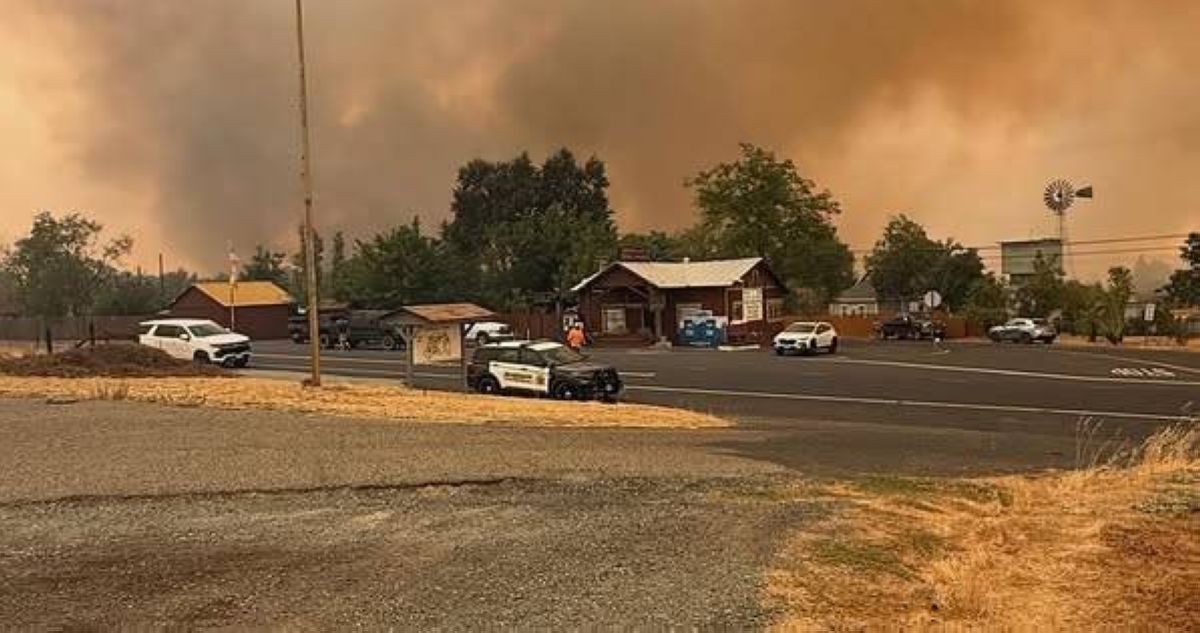 حريق ضخم يجتاح بلدة تاريخية في كاليفورنيا ويجبرها على الإخلاء حريق ضخم يجتاح بلدة تاريخية في كاليفورنيا ويجبرها على الإخلاء