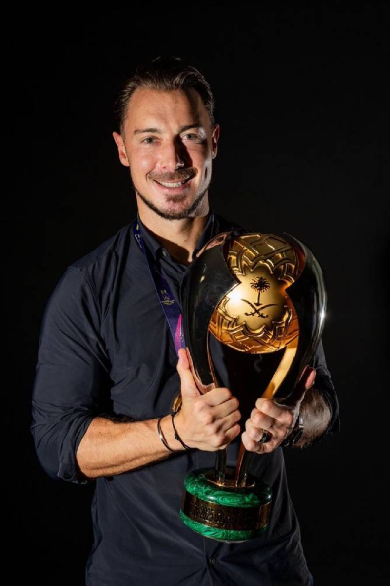 يايسله يستمر في قيادة الأهلي حتى 2027