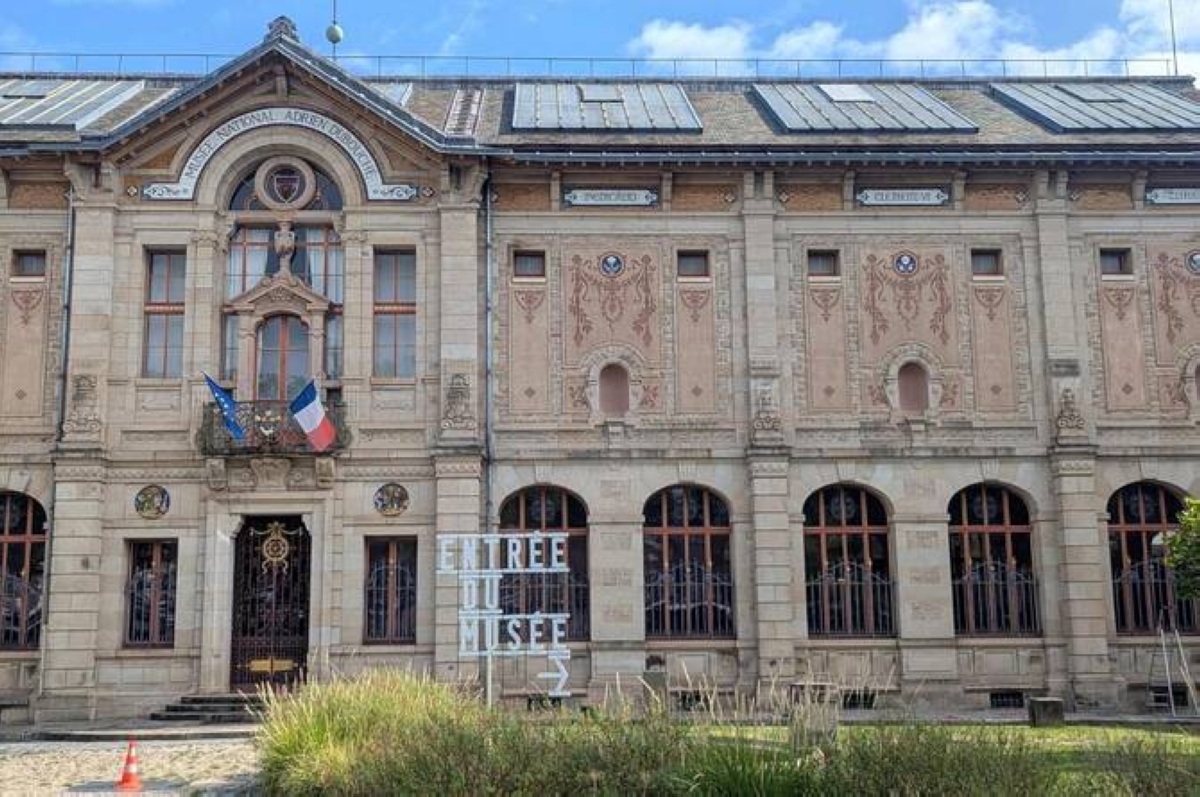 سرقة كنوز خزفية بـ9.5 مليون يورو من متحف فرنسي سرقة كنوز خزفية بـ9.5 مليون يورو من متحف فرنسي