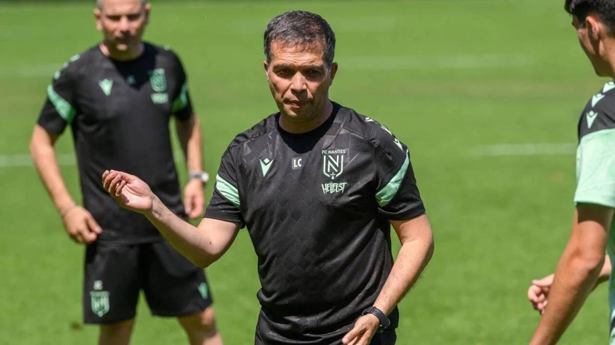مدرب نانت الفرنسي يتعرض لإصابة مفاجئة! مدرب نانت الفرنسي يتعرض لإصابة مفاجئة!