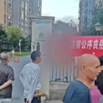 شكراً لخيانة زوجي.. زوجة صينية تثير الجدل بلافتات ساخرة