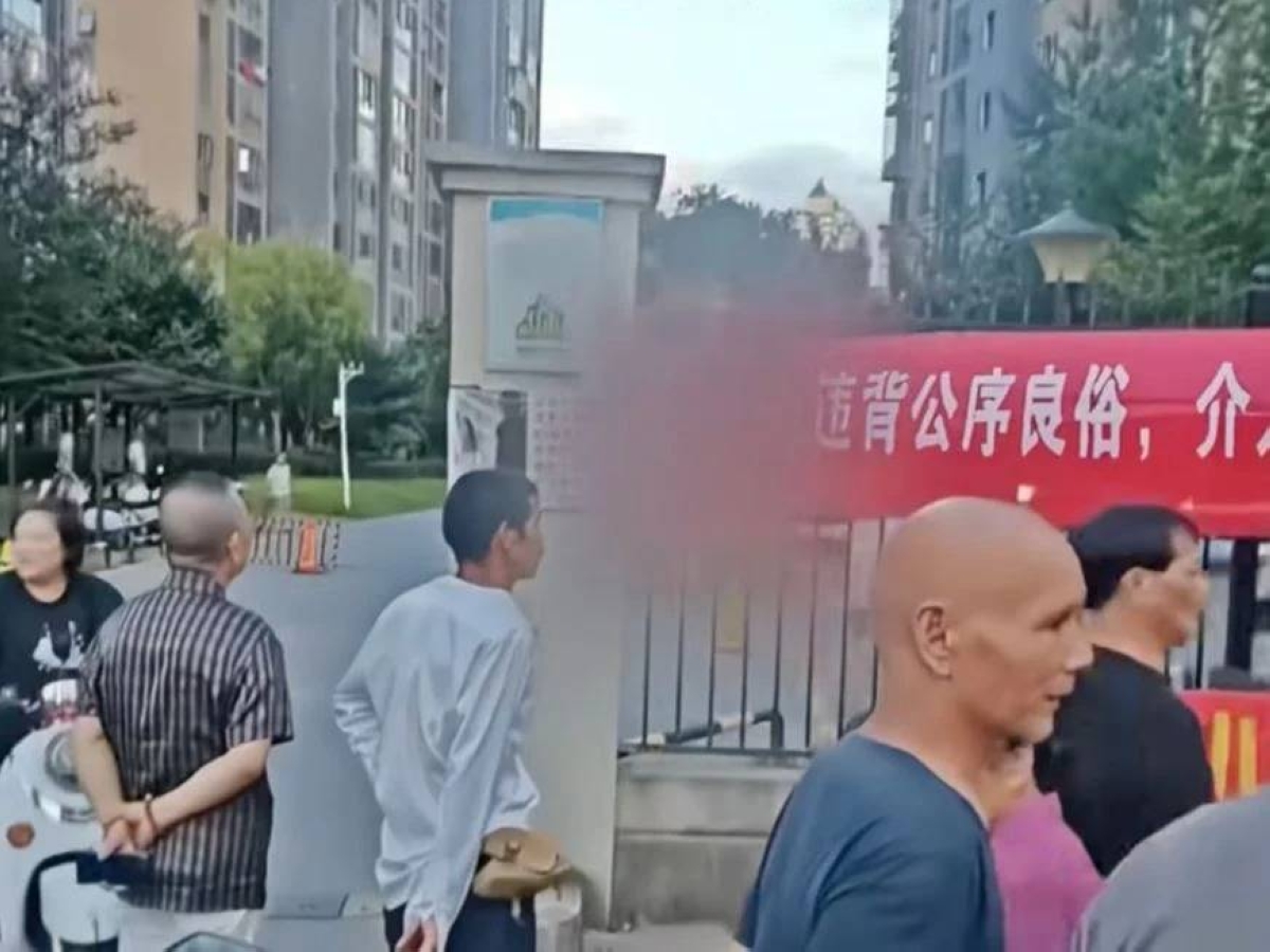 شكراً لخيانة زوجي.. زوجة صينية تثير الجدل بلافتات ساخرة