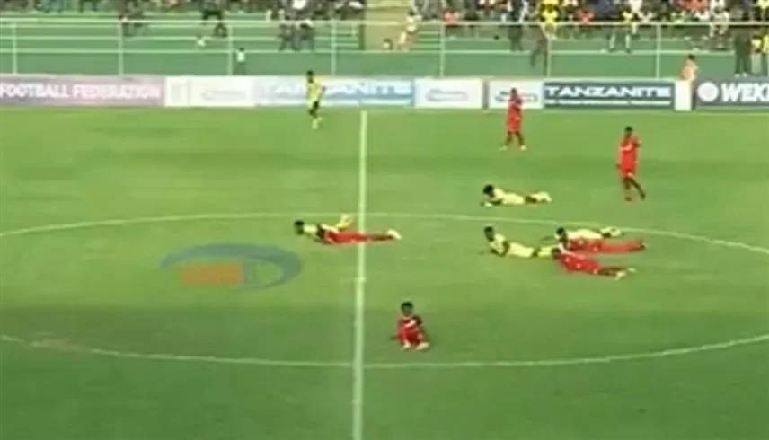 سرب «نحل» يقتحم ملعباً في تنزانيا.. ويوقف مباراة كرة قدم سرب «نحل» يقتحم ملعباً في تنزانيا.. ويوقف مباراة كرة قدم