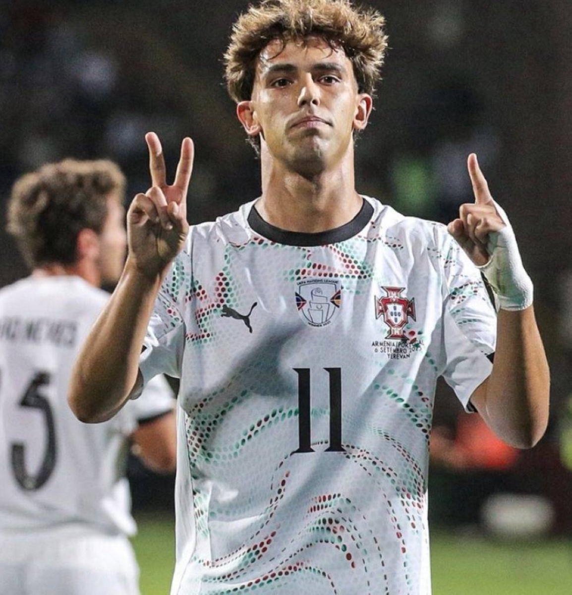 جواو فيليكس بعد النصر في «الصدارة» جواو فيليكس بعد النصر في «الصدارة»