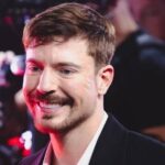 «مستر بيست» يثير الجدل في حفل جوائز MTV بمشهد جريء