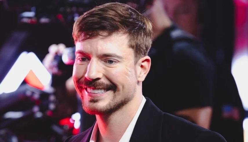 «مستر بيست» يثير الجدل في حفل جوائز MTV بمشهد جريء «مستر بيست» يثير الجدل في حفل جوائز MTV بمشهد جريء