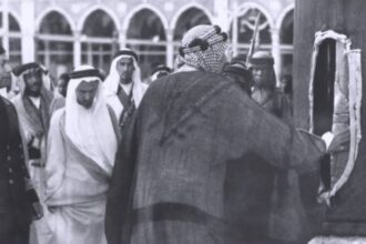 مواقف تاريخية نادرة في «الدليل المعرفي لليوم الوطني الـ95».. كيف أعاد الملك عبدالعزيز بنفسه قطعة مسروقة من الحجر الأسود؟ مواقف تاريخية نادرة في «الدليل المعرفي لليوم الوطني الـ95».. كيف أعاد الملك عبدالعزيز بنفسه قطعة مسروقة من الحجر الأسود؟