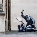 لوحة مثيرة للجدل تُخفى في ساعات!.. ماذا رُسم على جدران المحكمة الملكية في لندن؟