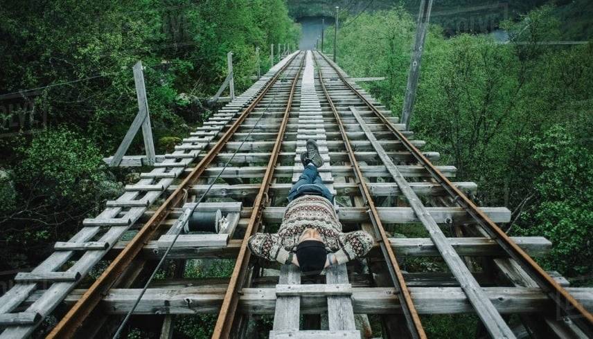 هندي يستلقي تحت قطار سريع لتصوير فيديو.. ويثير جدلاً هندي يستلقي تحت قطار سريع لتصوير فيديو.. ويثير جدلاً