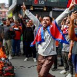 فيديو.. استقالة رئيس وزراء النيبال.. ومحتجون يحرقون البرلمان ومنازل المسؤولين