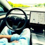 «تسلا» تتراجع عن حلم السيارات «ذاتية القيادة».. وعود وواقع محدود