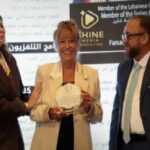 منى واصف تتلقى تكريماً مثيراً للجدل في دمشق