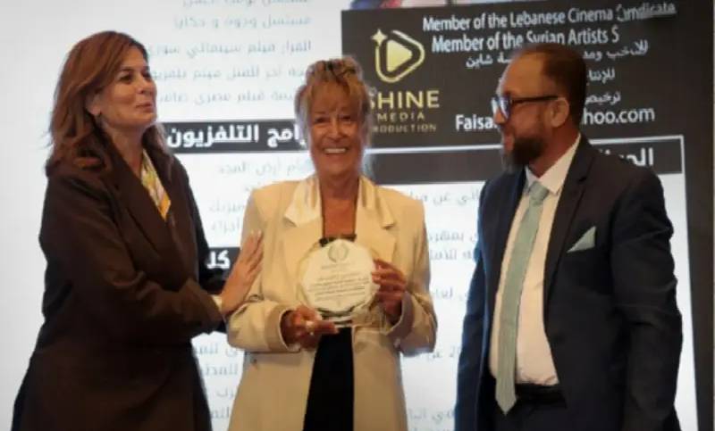 منى واصف تتلقى تكريماً مثيراً للجدل في دمشق