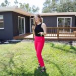 كوميدية تحوّل جولات بيع المنازل الفاخرة إلى سخرية مربحة