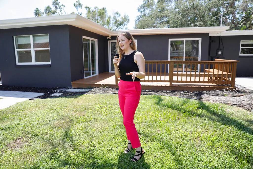 كوميدية تحوّل جولات بيع المنازل الفاخرة إلى سخرية مربحة كوميدية تحوّل جولات بيع المنازل الفاخرة إلى سخرية مربحة