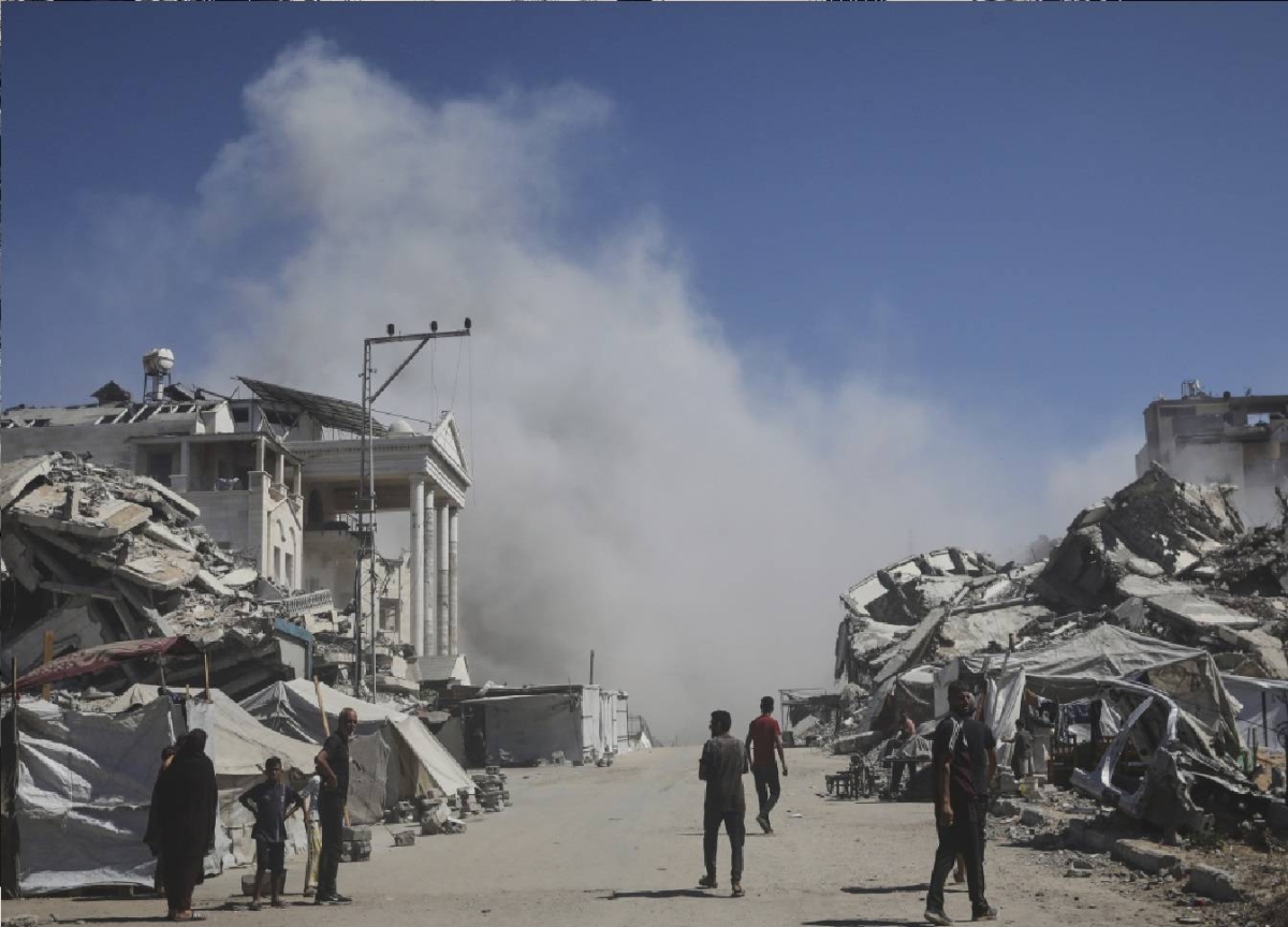 إسرائيل تكثّف هجماتها في القطاع.. ومستشفيات غزة بلا «دماء» إسرائيل تكثّف هجماتها في القطاع.. ومستشفيات غزة بلا «دماء»