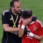 المصائب لا تأتي فرادى.. نقل نجم الأهلي المصري إلى المستشفى