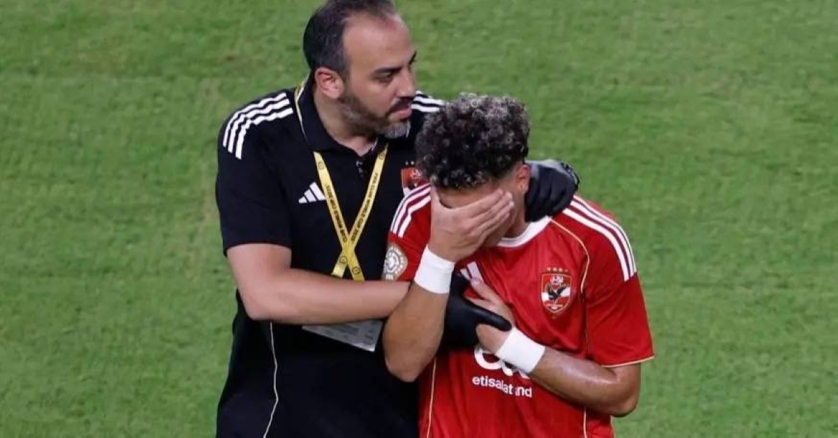 المصائب لا تأتي فرادى.. نقل نجم الأهلي المصري إلى المستشفى