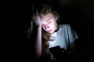 على حافة الهاوية.. حين يصبح الذكاء الاصطناعي صديقاً قاتلاً على حافة الهاوية.. حين يصبح الذكاء الاصطناعي صديقاً قاتلاً