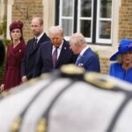 بريطانيا: ترمب يثير جدلاً بروتوكولياً.. لمسات غير مألوفة وتأخير لافت