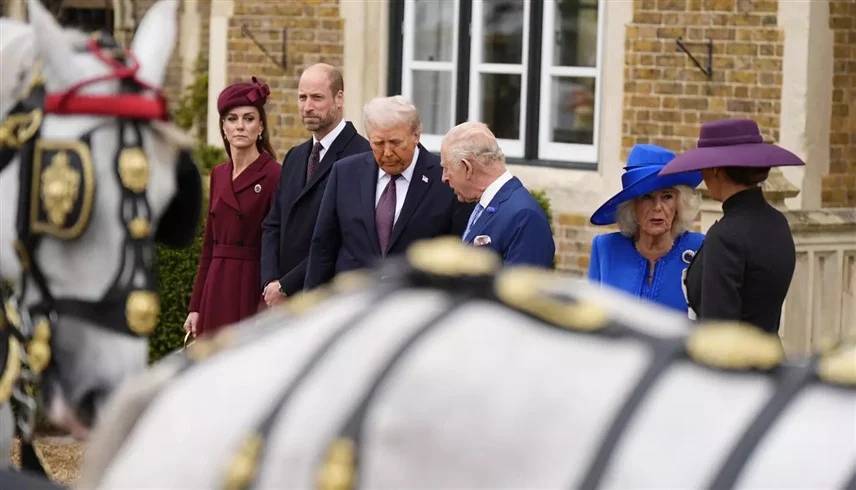 بريطانيا: ترمب يثير جدلاً بروتوكولياً.. لمسات غير مألوفة وتأخير لافت بريطانيا: ترمب يثير جدلاً بروتوكولياً.. لمسات غير مألوفة وتأخير لافت