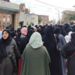 وقفة نسائية حاشدة للمطالبة بالقبض على قتلة المسؤولة الحكومية في تعز