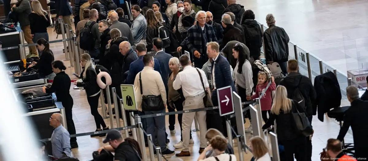 «هاكر» يشل مطارات برلين وبروكسل ولندن «هاكر» يشل مطارات برلين وبروكسل ولندن