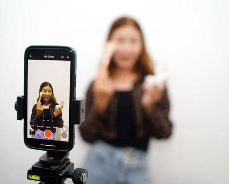 «التهاب المؤثرين».. تحذير من مخاطر روتين الجيل Z للبشرة