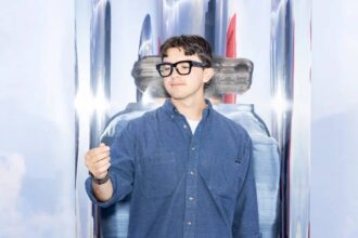 زوكربيرغ يتعثر في عرض «نظارات المستقبل» من ميتا زوكربيرغ يتعثر في عرض «نظارات المستقبل» من ميتا