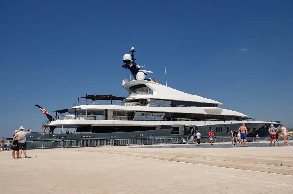 صور «إنستغرام» تكشف رحلة تيفاني ترمب السرية على يخت ملياردير