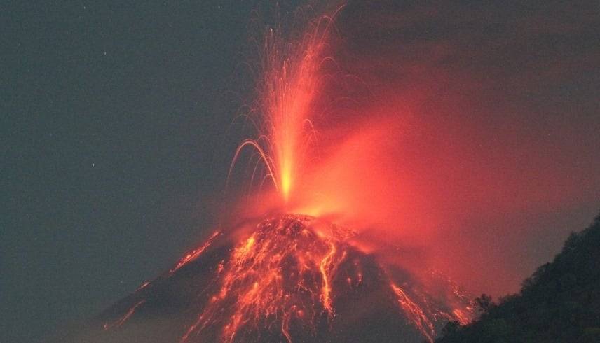 3 ثورات بركانية متتالية تهدد إندونيسيا 3 ثورات بركانية متتالية تهدد إندونيسيا