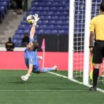 غروهي يحمل الشباب بـ «يديه» لدور الـ 16