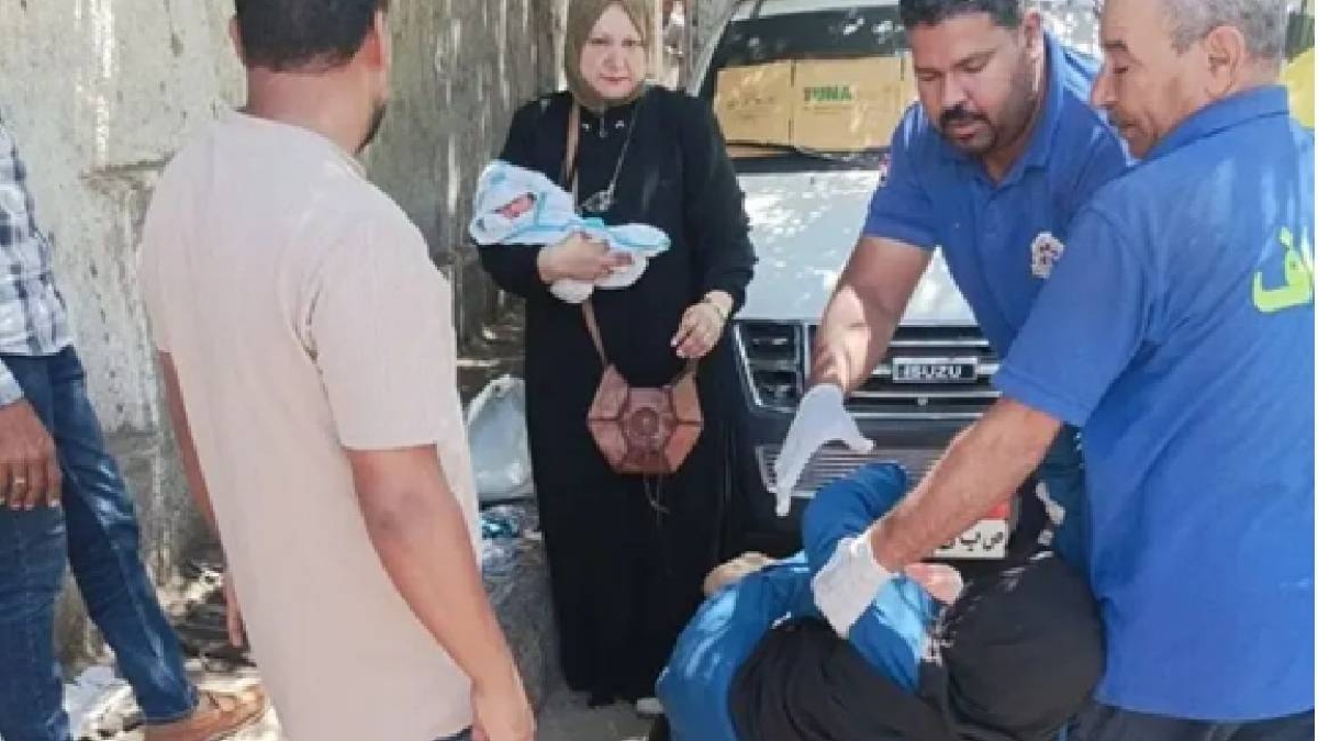 صرخة أم على الرصيف.. ولادة تهز شوارع قنا