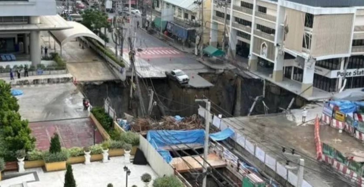 فيديو: انهيار أرضي في بانكوك يبتلع سيارات وأعمدة كهرباء فيديو: انهيار أرضي في بانكوك يبتلع سيارات وأعمدة كهرباء