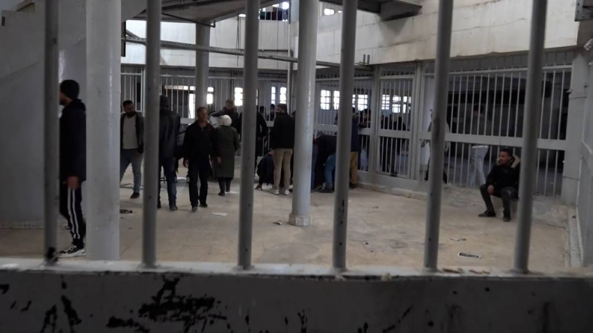 قبضت على سجّان «صيدنايا».. «الداخلية السورية» تعثر على سجن سرّي في حمص قبضت على سجّان «صيدنايا».. «الداخلية السورية» تعثر على سجن سرّي في حمص