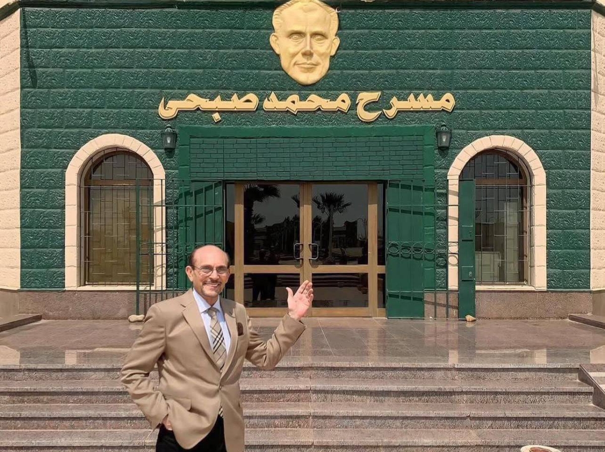 محمد صبحي يعود للظهور بعد أزمته الصحية أمام مسرحه