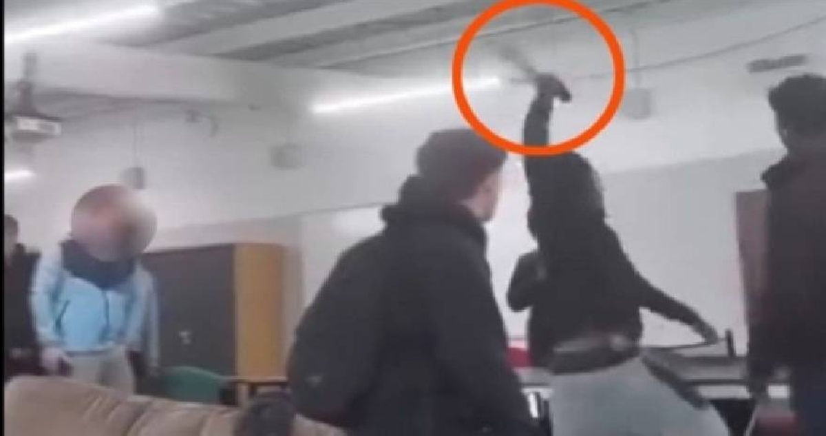 مراهق يقتحم كلية بريطانية بـ«ساطور» !