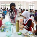 1000 طفل يتسممون بسبب وجبات مدرسية في إندونيسيا!