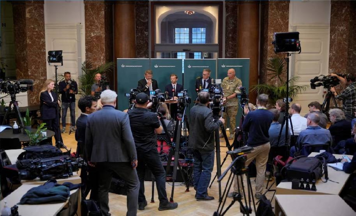 أضواء خضراء في السماء.. كيف أغلقت « المُسيّرات» مطارات الدنمارك؟ أضواء خضراء في السماء.. كيف أغلقت « المُسيّرات» مطارات الدنمارك؟