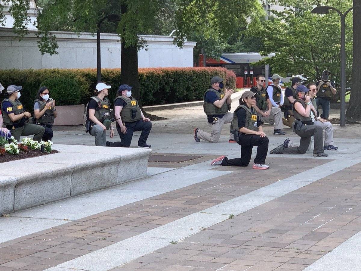 FBI يفصل عملاء ركعوا خلال احتجاجات جورج فلويد FBI يفصل عملاء ركعوا خلال احتجاجات جورج فلويد