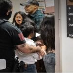 ضابط هجرة أمريكي يطيح بمحتجة داخل محكمة نيويورك