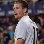 المخضرمان مودريتش ودي بروين يشعلان مواجهة ميلان ونابولي