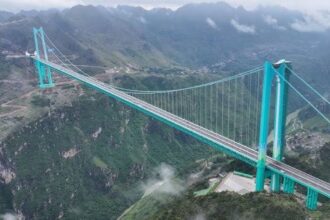 قلّص السفر من ساعتين إلى دقيقتين.. الصين تفتتح أطول جسر في العالم