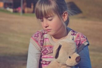 دراسة أمريكية تحذّر: التوتر في مرحلة الطفولة يهدد الصحة عند البلوغ