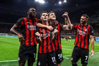 ميلان يهزم نابولي ويتصدر الدوري الإيطالي